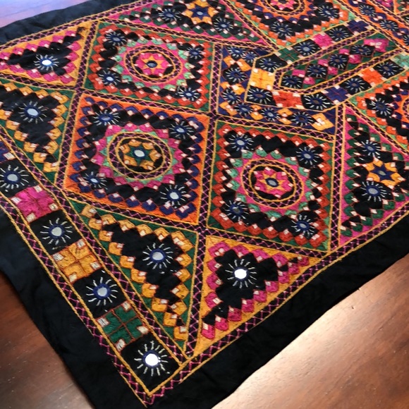 Vintage Embroidered Quilt SUZANI Fabric Wall Art Textile - Picture 2 of 4